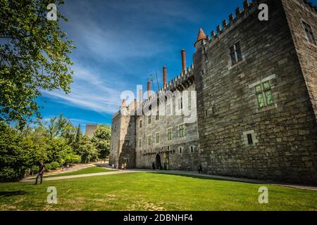 Castello di Guimaraes è il principale castello medievale nel comune di Guimarães, nella regione settentrionale del Portogallo. Foto Stock