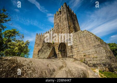 Castello di Guimaraes è il principale castello medievale nel comune di Guimarães, nella regione settentrionale del Portogallo. Foto Stock
