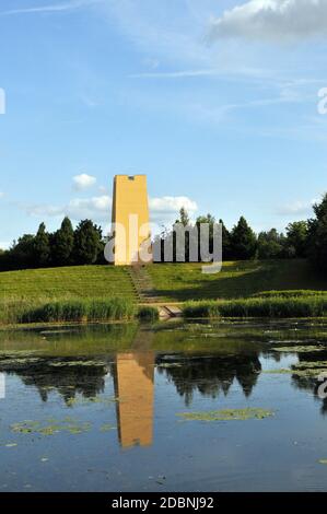 Torre panoramica su un lago nel Parco Expo di Hannover Foto Stock