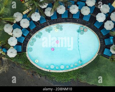 Uomo pulizia piscina, Bali, Indonesia Foto Stock