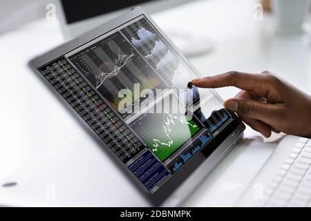 Broker afro-americano che commercia in Borsa online Foto Stock