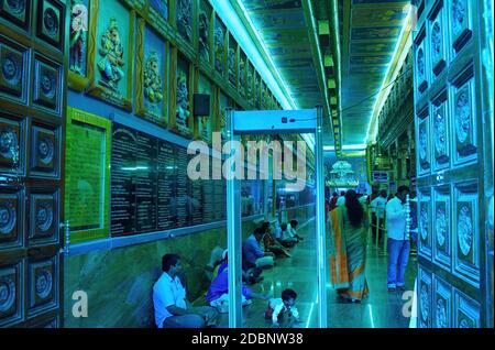 Puducherry, India - 30 ottobre 2018: Interno di Arulmigu Manakula Vinayagar tempio indù nel territorio dell'Unione di Puducherry dedicato alle bande di Dio Foto Stock