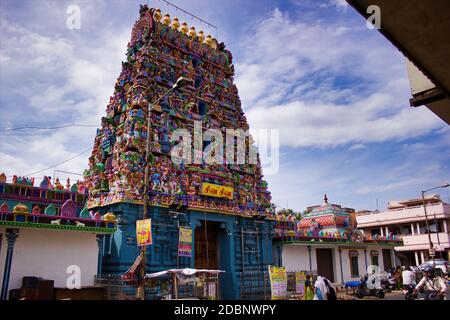 Puducherry / Pondicherry, India - 30 ottobre 2018: Un tempio indiano colorato chiamato Vedapureeswarar Tempio esterno che mostra bella archite indù Foto Stock