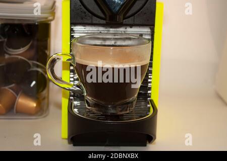 Caffè appena fatto su una macchina da caffè accanto alle capsule, bevanda calda in Messico Foto Stock