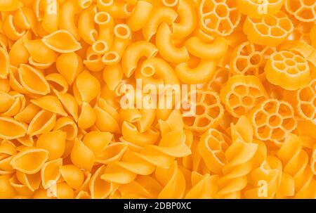 Varietà di tipi e forme di pasta italiana sul tavolo. Vista dall'alto Foto Stock