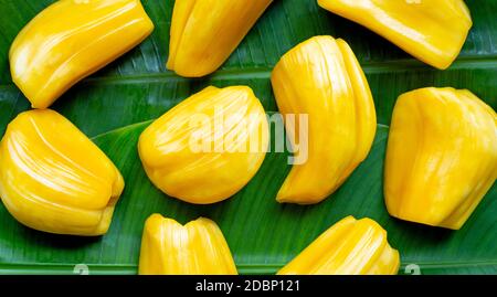 Jackfruit maturo su foglia di banana. Vista dall'alto Foto Stock