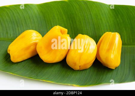 Jackfruit maturo su foglia di banana. Foto Stock