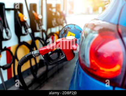 Auto rifornimento a gas station. Effettuare il rifornimento di riempire con benzina benzina. Pompa di benzina il riempimento di ugello carburante nel serbatoio del carburante di auto alla stazione di gas. Industria di benzina di un Foto Stock