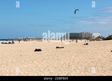 Kite surfer nelle spiagge di Fuerteventura, Spagna Foto Stock