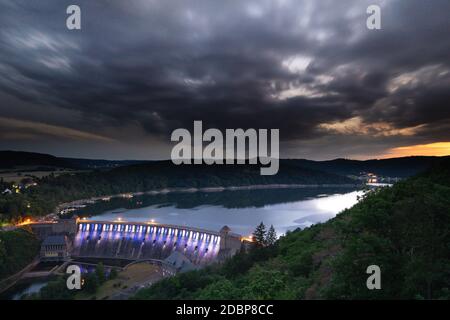 Vista dal punto di vista chiamato Kleine Kanzel sul lago tedesco Edersee in estate Foto Stock