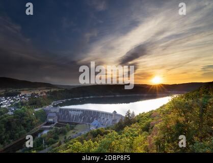 Vista dal punto di vista chiamato Kleine Kanzel sul lago tedesco Edersee in estate Foto Stock