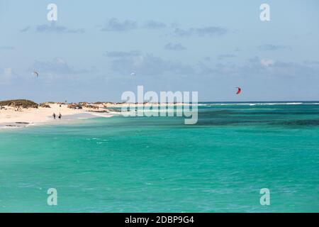 I kitesurfers surfing su un'acqua azzurra piatta dell'oceano Atlantico a Corralejo. Fuertevetnura, Spagna Foto Stock