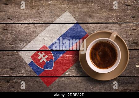 Bandiera della Slovacchia con caffè sul tavolo. vista superiore Foto Stock