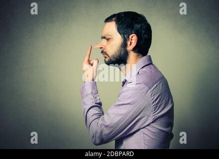 Uomo con il grande naso, giacciono concept Foto Stock