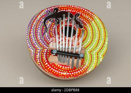 Strumento musicale tradizionale karimba con motivo gecko lucertola. Primo piano di calimba fatto di conchiglia di cocco. Dettagli di un pianoforte a forma di pollice, Kalimba, Mbira Foto Stock