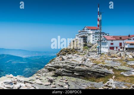 Inn e antenna di trasmissione sulla montagna Rhune dei Pirenei Atlantici in Francia Foto Stock