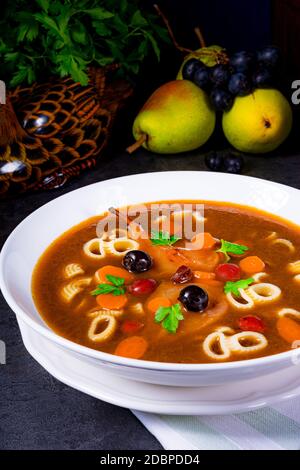 La zerninaa con gli spaghetti è una zuppa tradizionale polacca Foto Stock