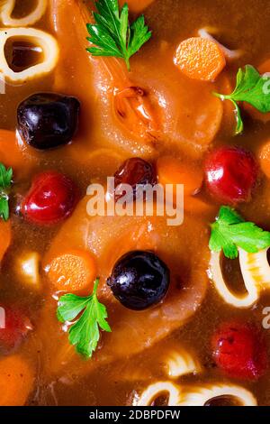 La zerninaa con gli spaghetti è una zuppa tradizionale polacca Foto Stock