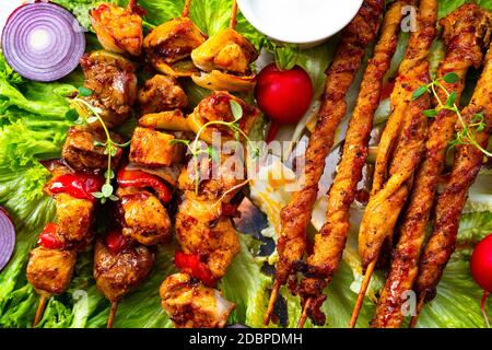 Szaszlyk alla griglia e riares di carne con insalata verde Foto Stock