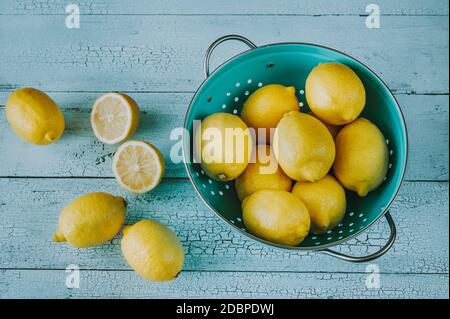 Limoni freschi nel colapasta: Vista dall'alto Foto Stock
