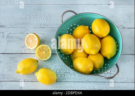 Limoni freschi nel colapasta: Vista dall'alto Foto Stock