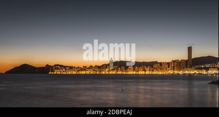 Skyline notturno di Benidorm, Spagna. Foto Stock