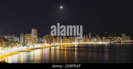 Skyline notturno di Benidorm, Spagna. Foto Stock