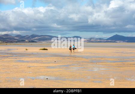 Kitesurfers sulla spiaggia Playa de Sotavento, Isole Canarie Fuerteventura, Spagna Foto Stock