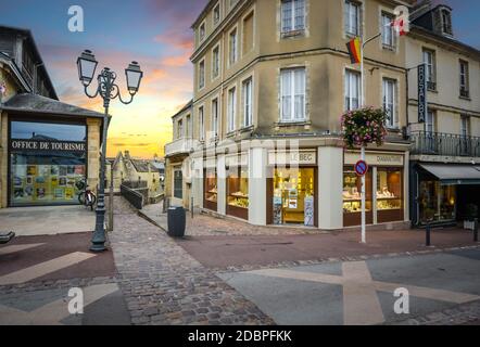 Tramonto sulla strada principale attraverso il villaggio Normandia di Bayeux, Francia. Foto Stock