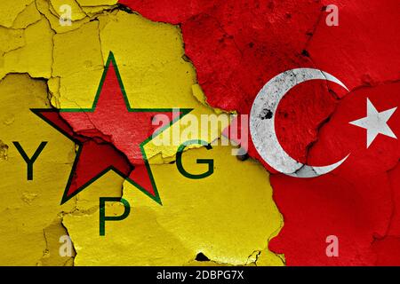 Bandiere di YPG e Turchia dipinta sulla parete incrinato Foto Stock