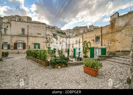 Un tipico patio all'aperto o un caffè sul marciapiede in un ristorante nel centro storico di Matera, Italia Foto Stock