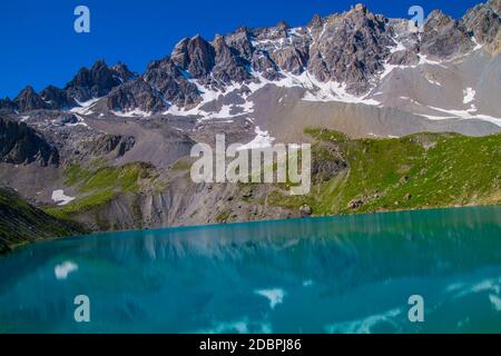 Il lago di sainte anne qeyras in hautes Alpes in Francia Foto Stock