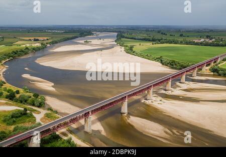 Santarem, Portogallo. Ponte Dom Luis i Bridge, il fiume Tago e i campi di Leziria la fertile pianura alluvionale di Ribatejo. Vista dal punto di vista di Portas do Sol Foto Stock