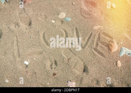 Amore la parola sulla sabbia in spiaggia Foto Stock