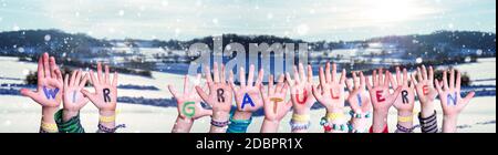 Bambini mani costruire Parola colorata Wir Gratulieren significa Congratulazioni. Neve Inverno sfondo con fiocchi di neve Foto Stock