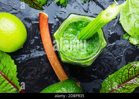 Frullato vitaminico vegetariano a base di rabarbaro, lime ed erbe. Bevanda frullato estiva Foto Stock