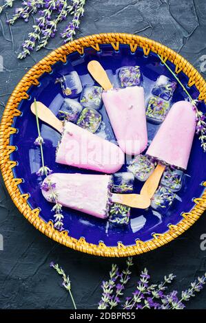 Dessert estivo, gelato con gelato fiorente lavender.Organic Foto Stock