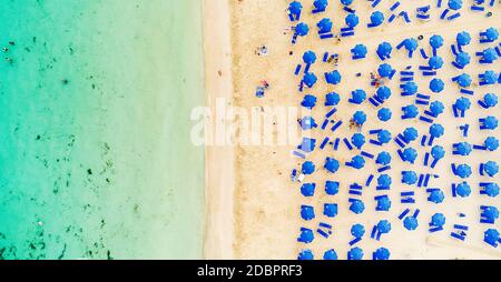 Vista aerea dall'alto della famosa spiaggia di Makronissos, Ayia Napa, Famagosta, Cipro. L'attrazione turistica principale della baia di Makronisos al tramonto w Foto Stock