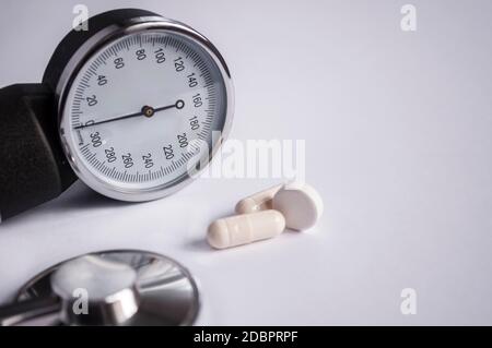monitor della pressione sanguigna, tonometro e compresse Foto Stock