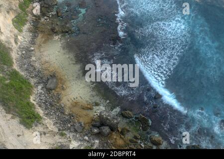 Splendida vista panoramica di un luogo famoso e iconico, il Tempio di Uluwatu, durante un'alba estiva vibrante. Viste incredibili al tempio di pura Luhur Uluwatu a Bal Foto Stock