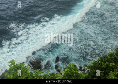 Splendida vista panoramica di un luogo famoso e iconico, il Tempio di Uluwatu, durante un'alba estiva vibrante. Viste incredibili al tempio di pura Luhur Uluwatu a Bal Foto Stock