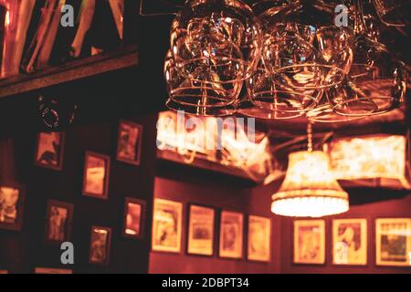 All'interno di un accogliente pub irlandese con attenzione sui bicchieri montati nell'area bar, portato a Dublino, Irlanda. Foto Stock