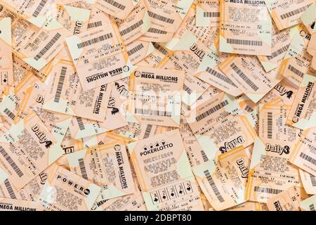 Usato Mega Millions, FANTASY 5, POWERBALL, DAILY 4 American Lottery Game Ticket e Michigan Instant Scratch Games Lottery Ticket background. Selettivo Foto Stock