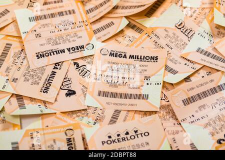 Usato Mega Millions, FANTASY 5, POWERBALL, DAILY 4 American Lottery Game Ticket e Michigan Instant Scratch Games Lottery Ticket background. Selettivo Foto Stock