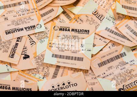 Usato Mega Millions, FANTASY 5, POWERBALL, DAILY 4 American Lottery Game Ticket e Michigan Instant Scratch Games Lottery Ticket background. Selettivo Foto Stock