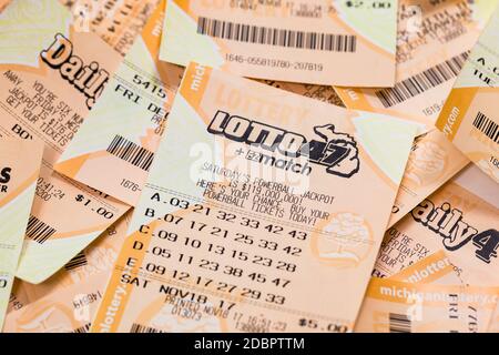 Usato Mega Millions, FANTASY 5, POWERBALL, DAILY 4 American Lottery Game Ticket e Michigan Instant Scratch Games Lottery Ticket background. Selettivo Foto Stock