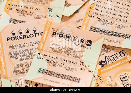 Usato Mega Millions, FANTASY 5, POWERBALL, DAILY 4 American Lottery Game Ticket e Michigan Instant Scratch Games Lottery Ticket background. Selettivo Foto Stock