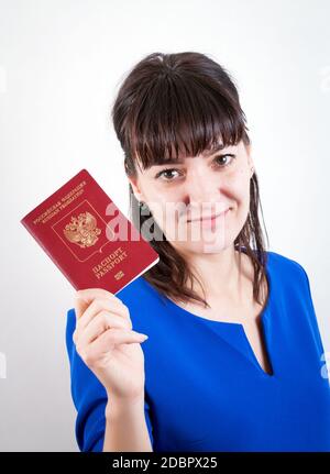 Passaporto russo nella mano di donna Foto Stock