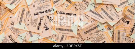 Usato Mega Millions, FANTASY 5, POWERBALL, DAILY 4 American Lottery Game Ticket e Michigan Instant Scratch Games Lottery Ticket background. Selettivo Foto Stock