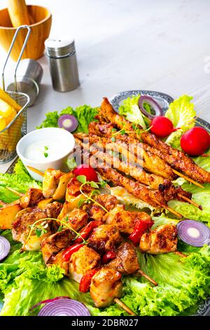 Szaszlyk alla griglia e riares di carne con insalata verde Foto Stock